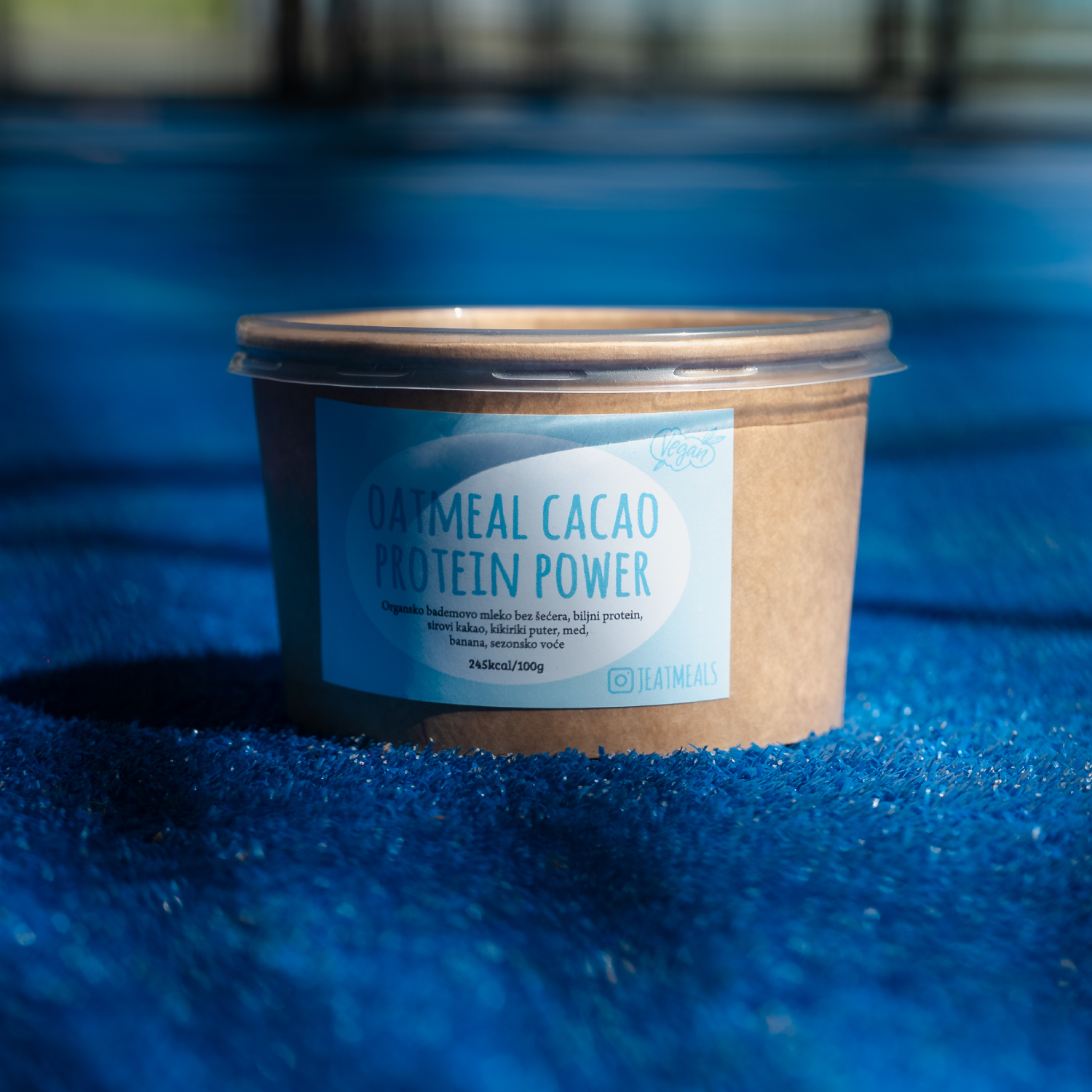 Oatmeal cacao protein power on tennis court